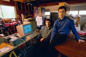 Ларри Пейдж и Сергей Брин разработали другой способ в 1996 году, чтобы определить, насколько высоко сайт должен быть включен в поисковую систему