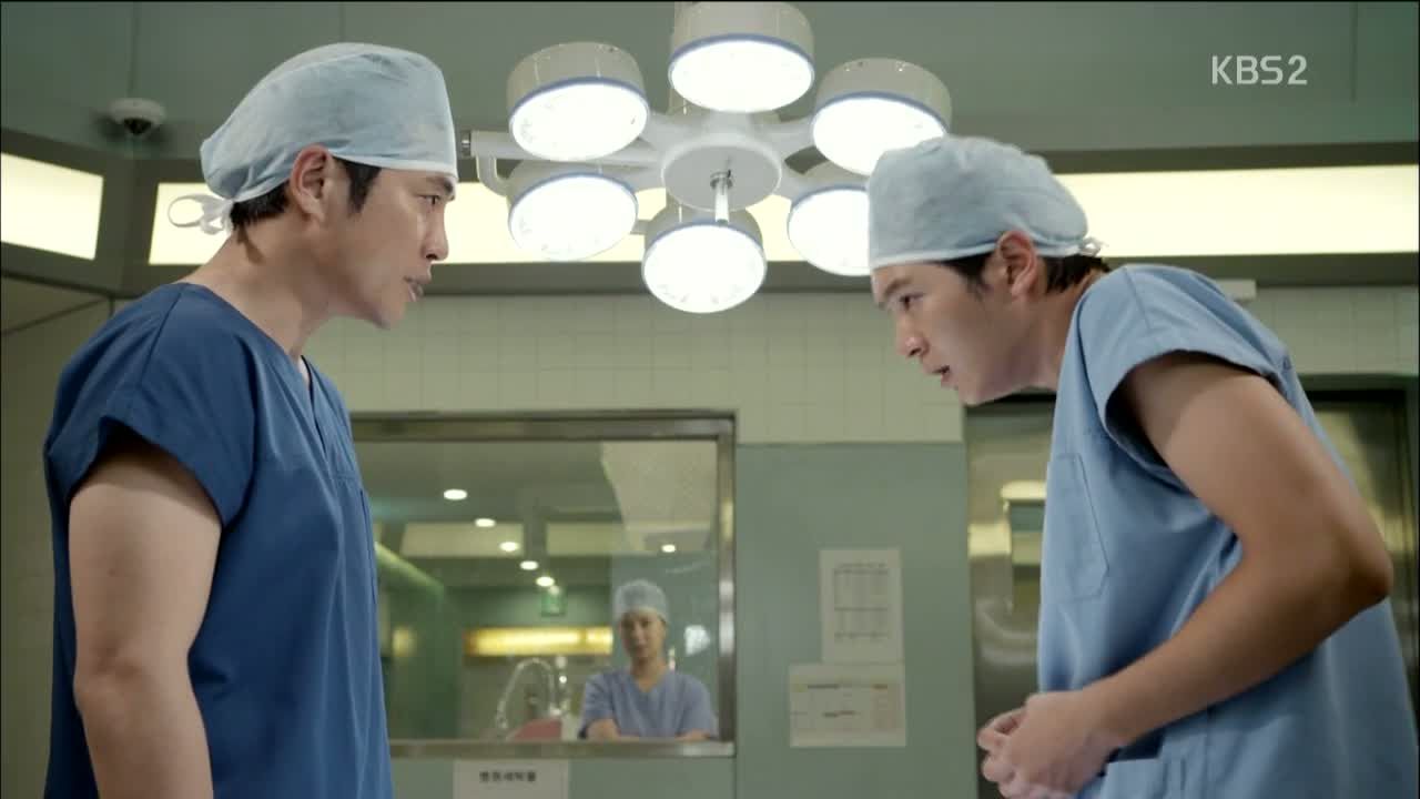 На этот раз Юн-Сео стоит снаружи, а До-Хан выкладывает еще одну чрезвычайную ситуацию со строгим напоминанием, что они не могут потерять этого пациента, как в прошлый раз