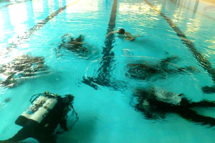 Podczas szkolenia straż graniczna przeprowadziła zanurzenie pod wodą w basenie Akademii, a także w wodach otwartych: na Morzu Bałtyckim i jeziorze Kraiye (miasto Hemmor)